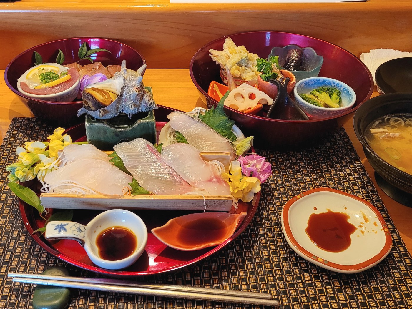 漆器に盛られた刺身と季節の会席料理